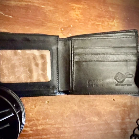 FINDIG Rare Stingray Skin Wallet Black Dragon AW-027-01 Like New - Picture 3 of 8